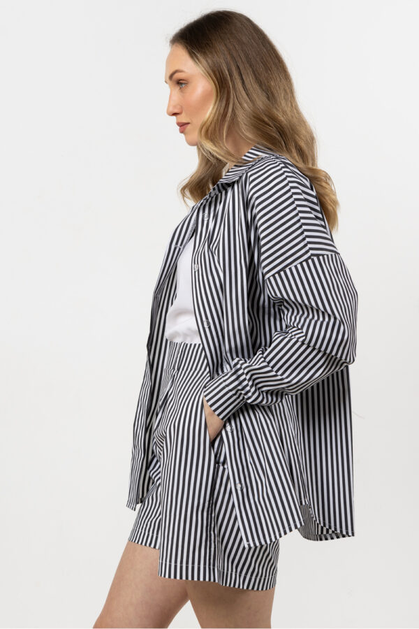 1075597 Shorts model 212202 awama